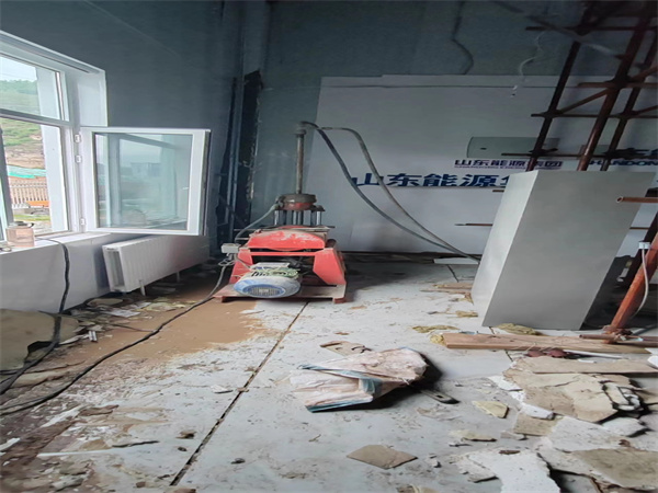 毛阳镇地基基础下沉墙体裂缝加固注浆顶升施工